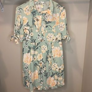 Larr Green flowered dress with tied sleeves, button down front